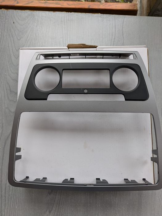 Vând rama de la sistemul audio pentru Skoda Octavia 2