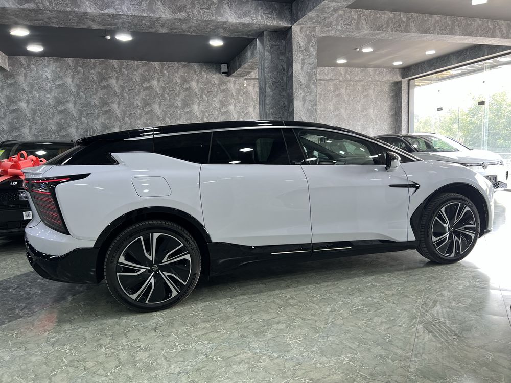 Hiphi model X full pazitsiya srochna sotiladi