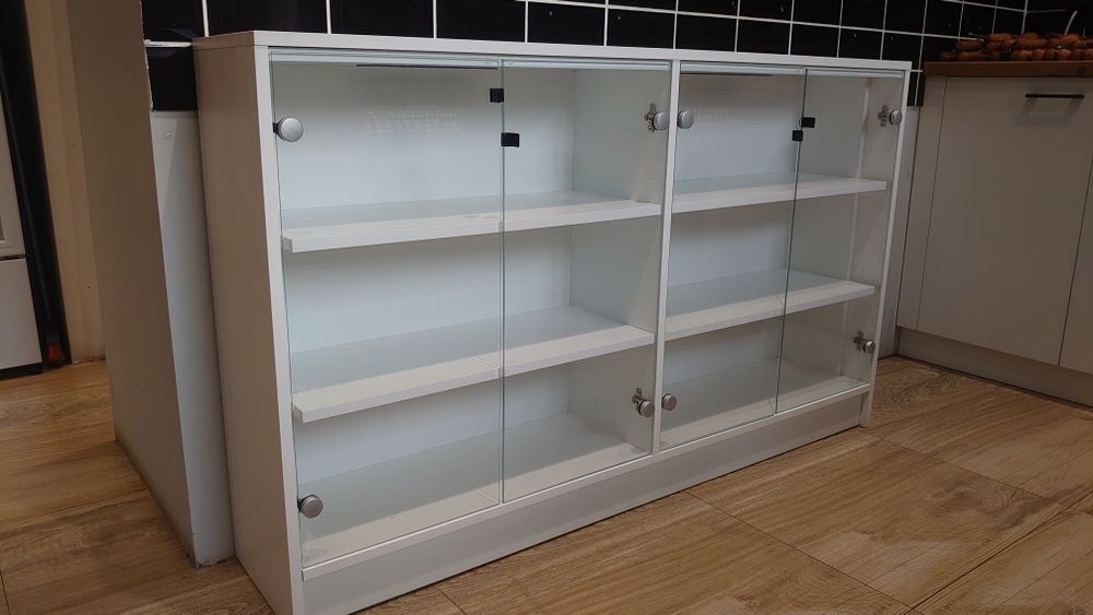 Витрина със стъклени врати
