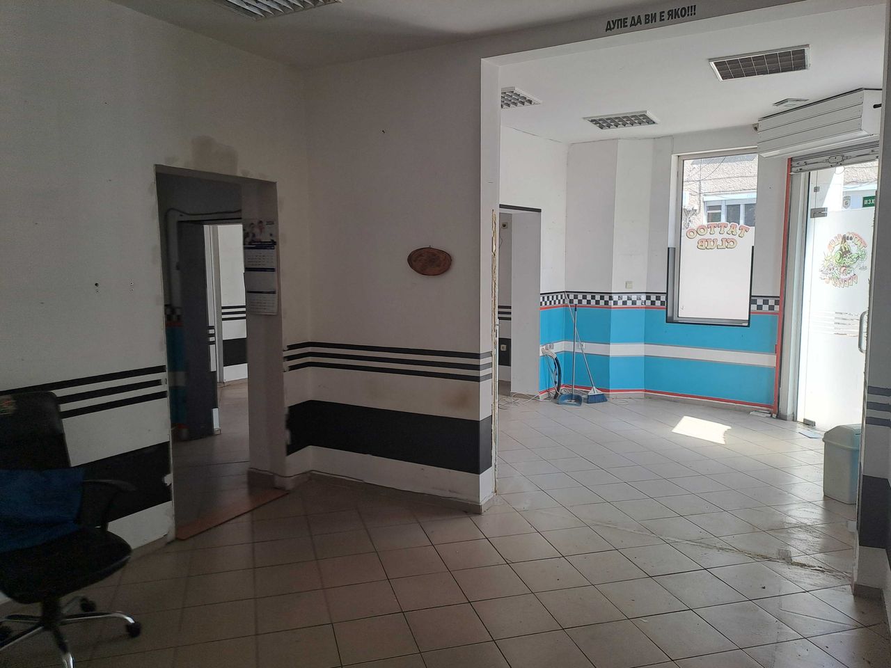 Продава се Тристаен апартамент в Плевен, Идеален център - 120 кв.м за 1042 €/кв.м - Снимка #10