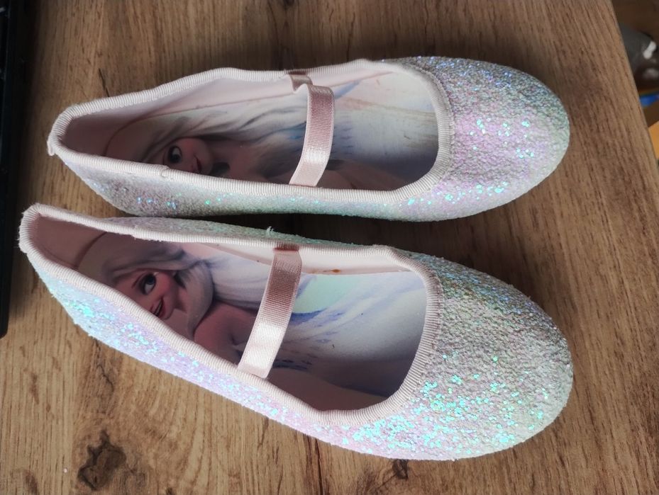 Продавам обувки тип балеринки с брокат на Елза от Замръзналото кралств