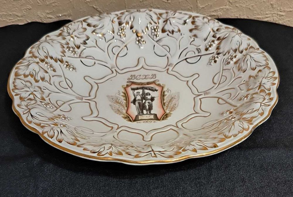 Тарелка  фарфор  Дулево .