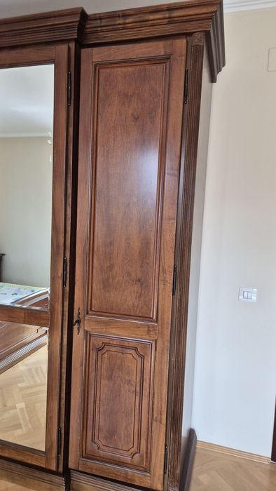 Vand mobilier lemn masiv. Dulap 5 usi.