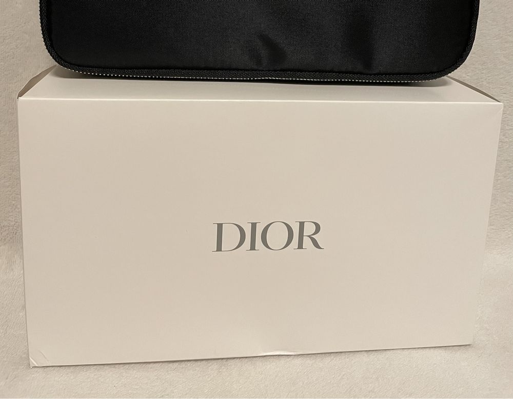НОВ Козметичен несесер Dior Backstage четки за грим чантичка Диор