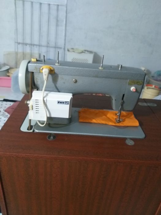 Машина швейная бытовая класса 142 М