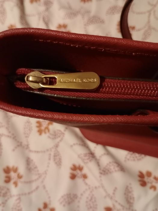 Se vinde această poșetă Michael Kors