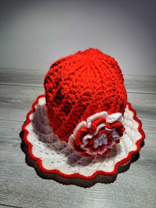 Ръчно плетена шапка двуцветна модел мартеница федора с голямо цвете