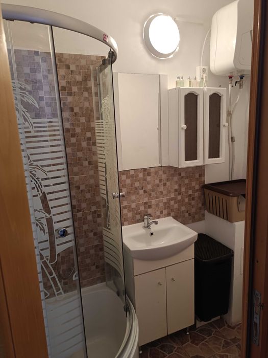 Primesc in gazda la apartament