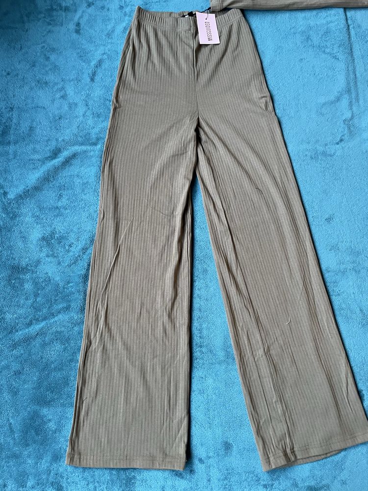 Compleu pantaloni si tricou