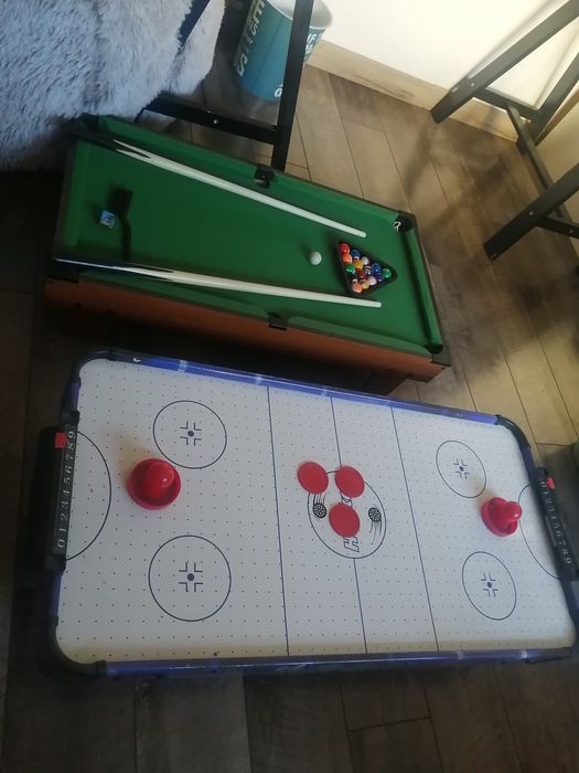 Masa de biliard și masa de air hockey