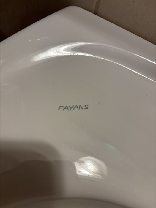 Умивалник FAYANS с полуконзола + Смесител – Отлично Състояние