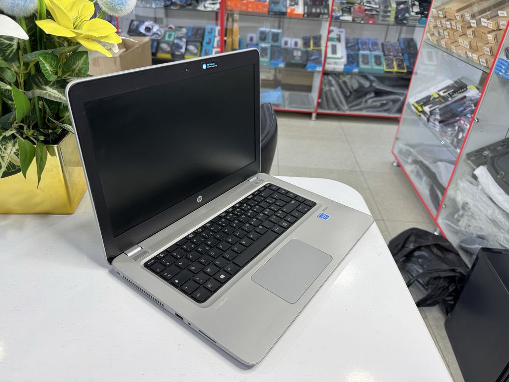hp zor holatda 8 gb operativka 256 ssdlik tez ishlaydi ofis ishlariga