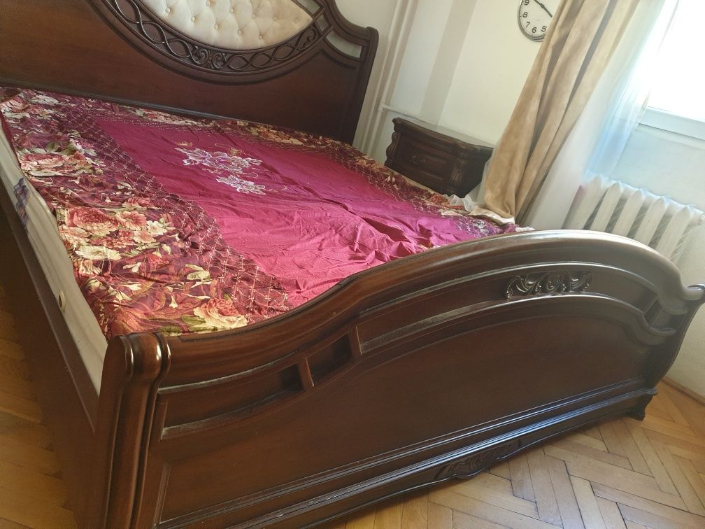 Dormitor din lemn pat noptiere sifonier