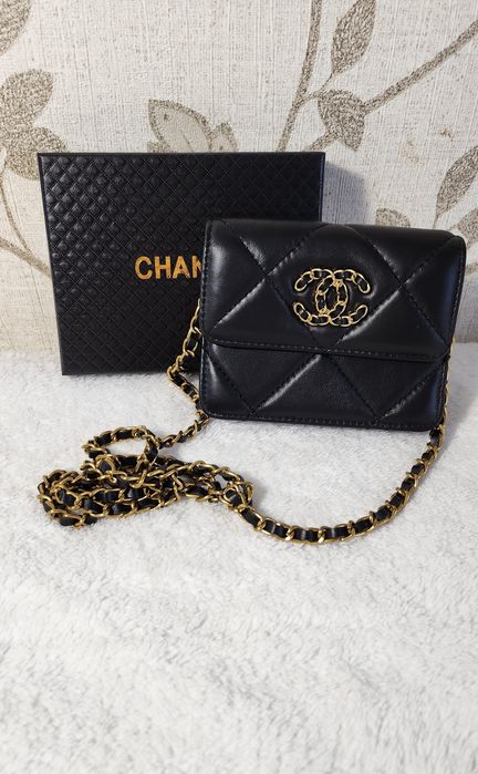 Мини-сумочка Chanel на цепочке через плечо