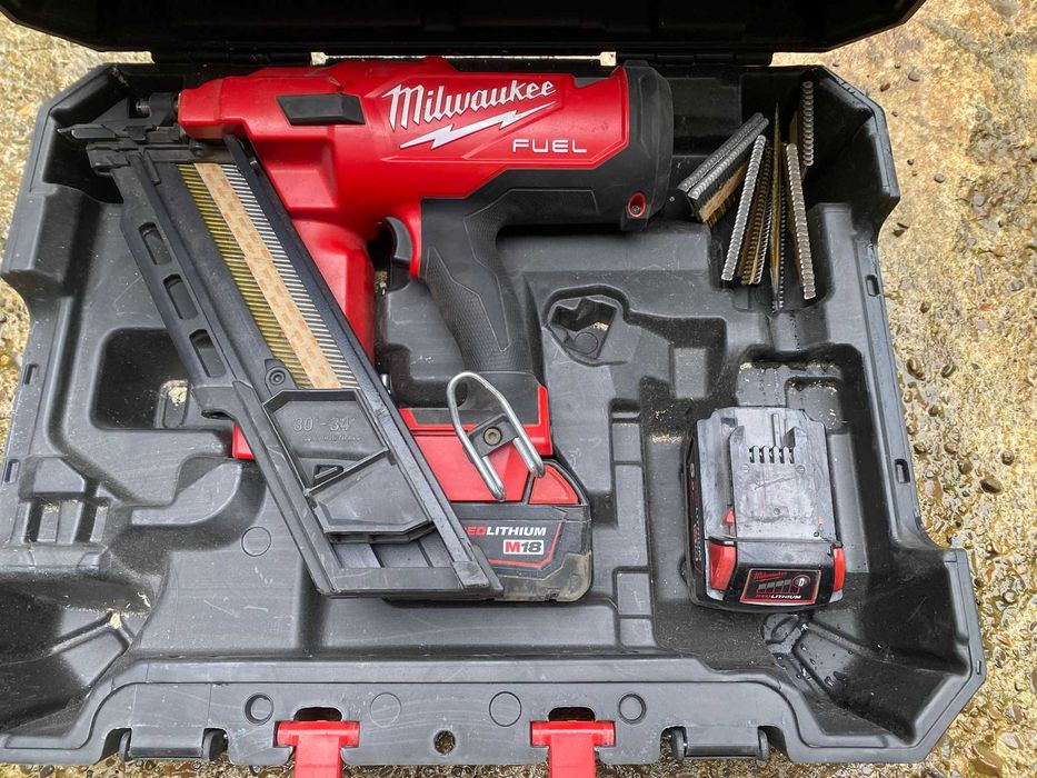 Pistol de cuie Milwaukee M18 FUEL Li-Ion + Baterie