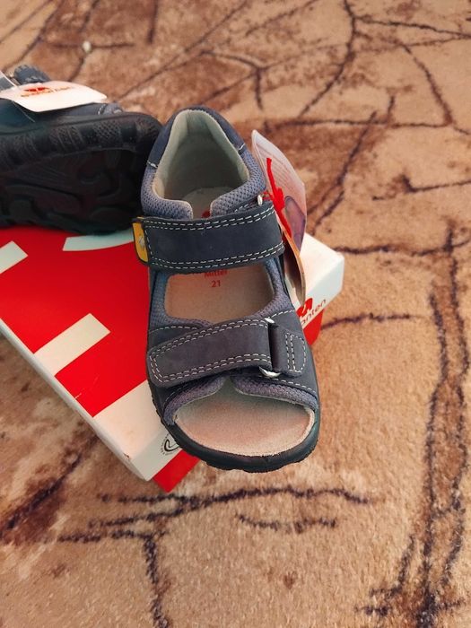 Чисто нови детски сандали
