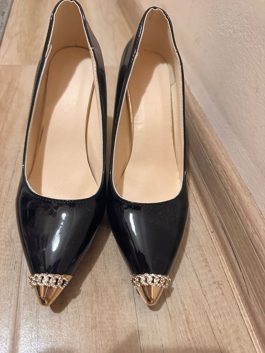 Чисто нови обувки с ток