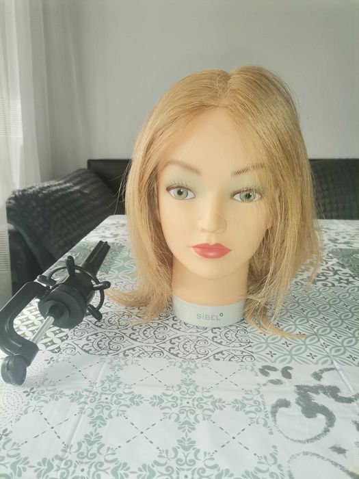 Учебна фризьорска глава.