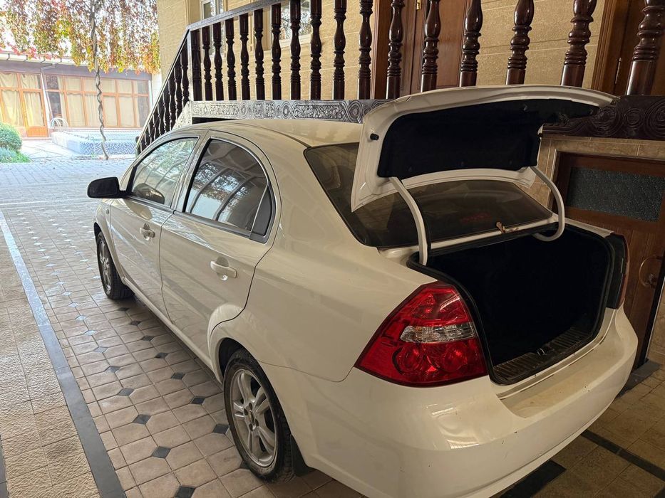 Nexia 3 oq Srochna sotiladi