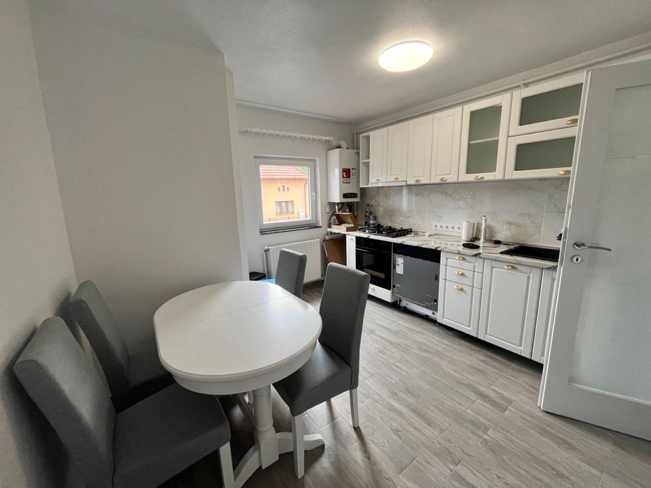 Vand apartament in centrul Teiusului