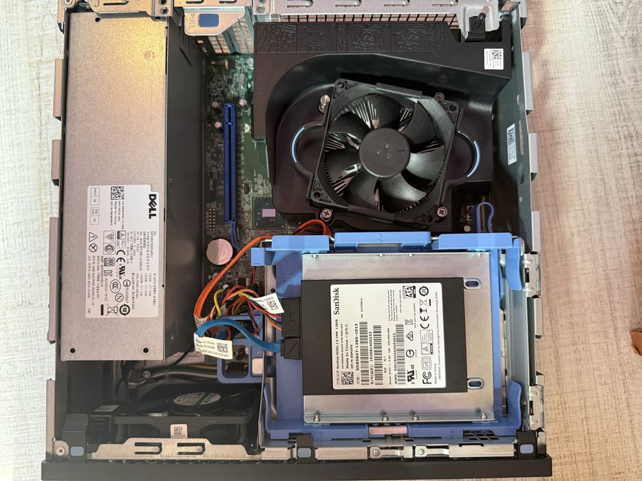 Продавам два компютъра DELL