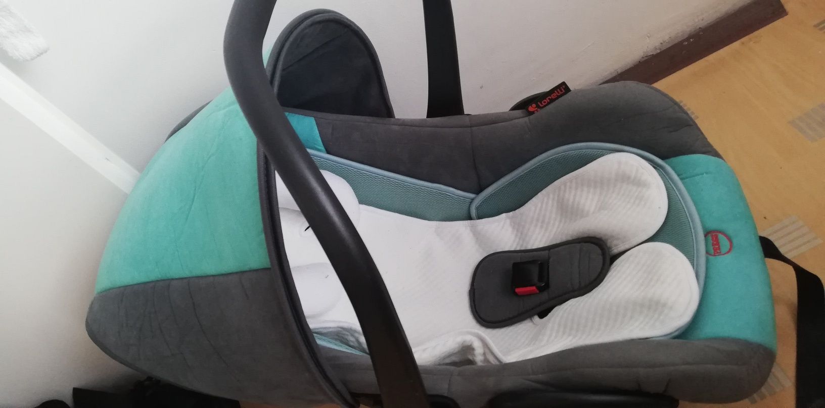 Бебешко столче/кошница за кола +подарък възглавничка/подложка за новор
