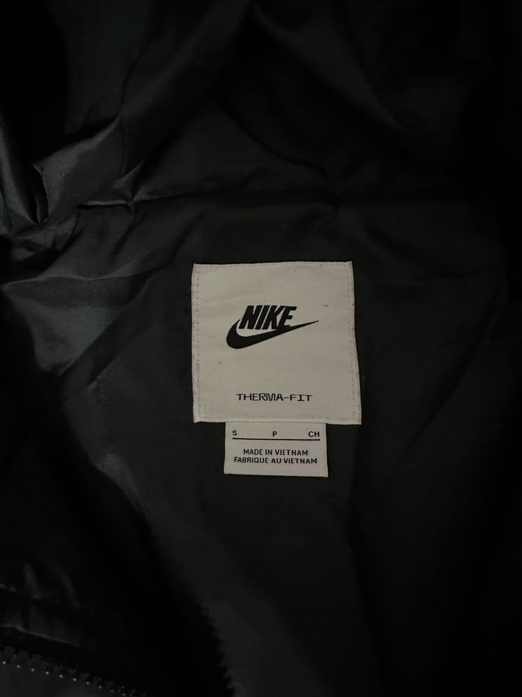 Дамско яке на Nike