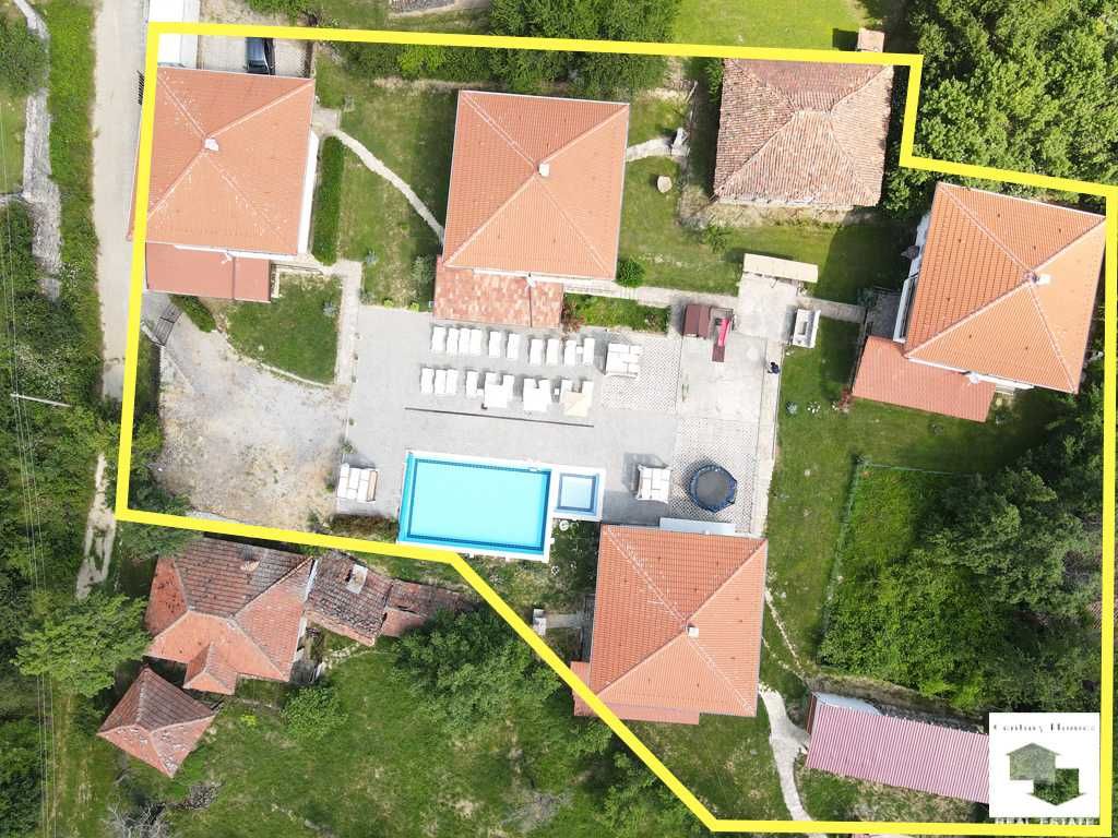 125180 Ваканционен комплекс с 4 къщи, басейн и BBQ зони в с. Бадевци