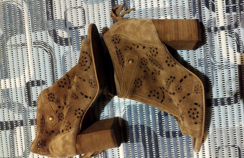 Sandale tip botina, decupate la varf, mărimea 37