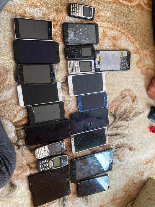 Продавам много телефони 100лв за всичките