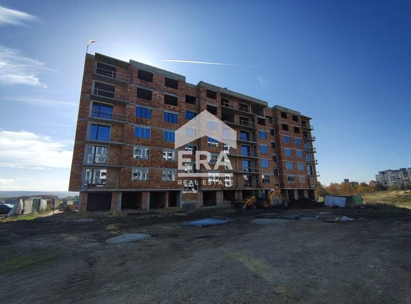 Тристаен просторен апартамент за продажба, с паркомясто, в новострояща