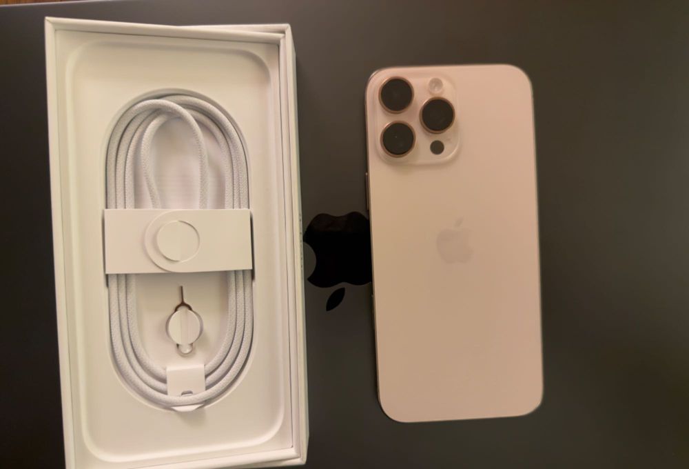 iPhone 16 Pro Max Desert Titanium - 256 GB, Baterie 92%