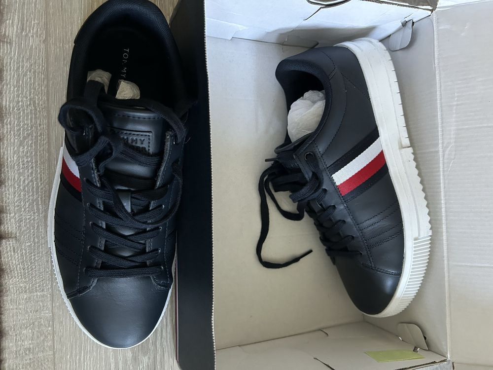 Обувки Tommy Hilfiger 43