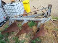 Plug cu trei brazdare, pentru tractor U650.