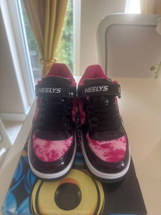 Vând pantofi cu roți mărimea 33