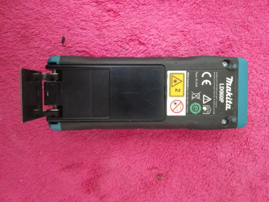 Лазерный дальномер Makita.