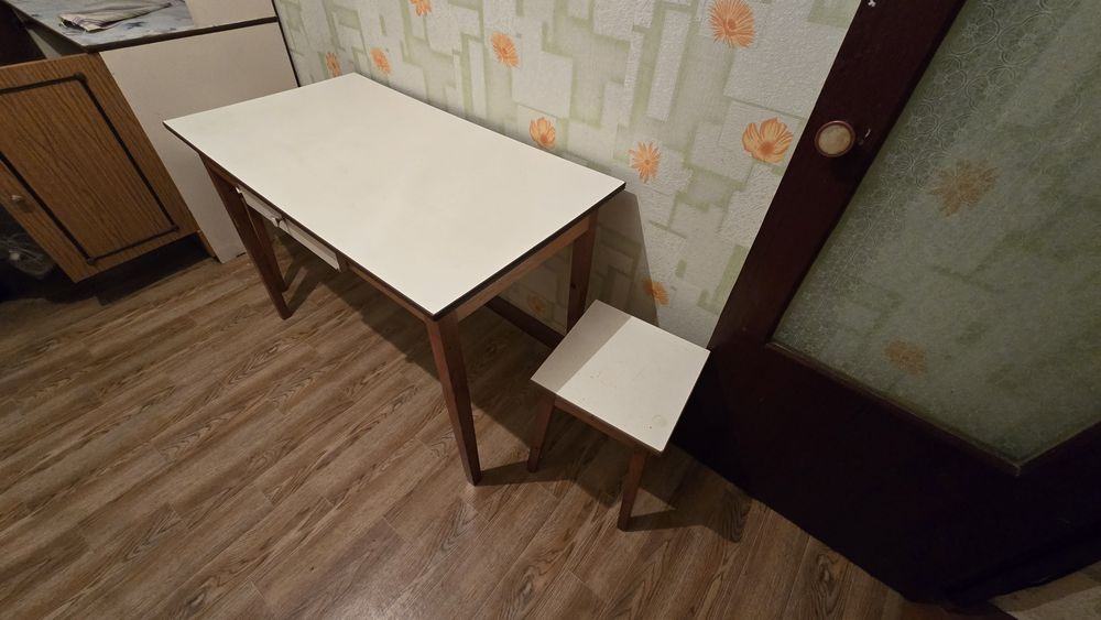 Продам стол и 3 табуретки