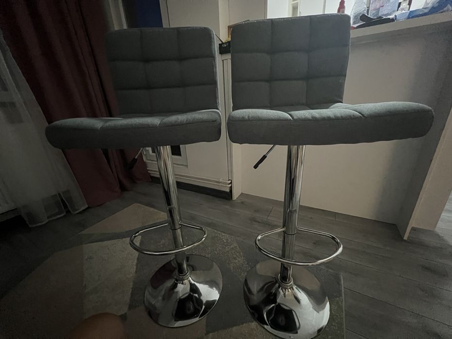 Vand doua scaune de bar cu spatar reglabile
