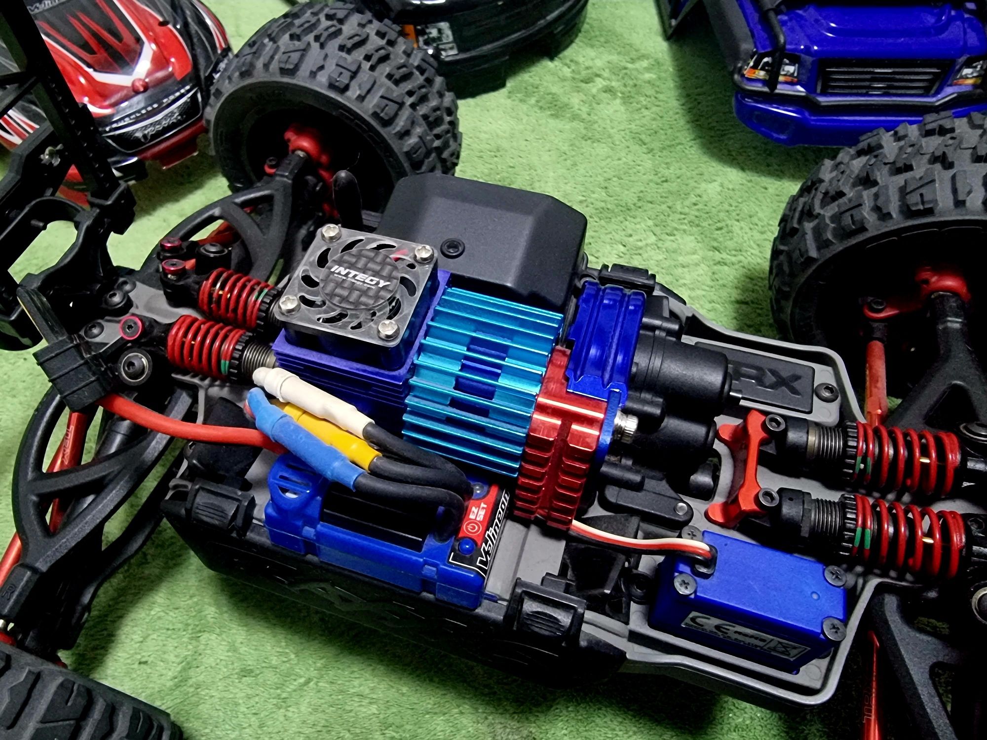 Traxxas 1/16 VXL с много подобрения