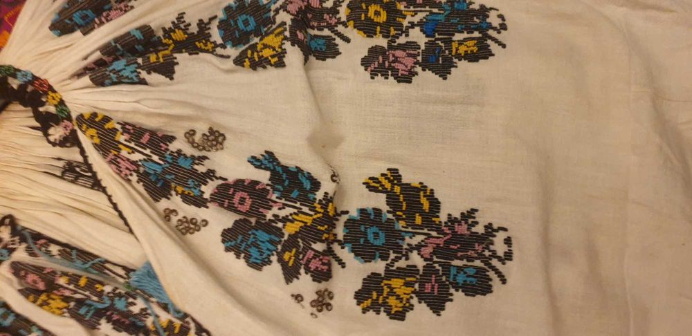 Ie tradițională brodata cu mărgele si paiete, model deosebit