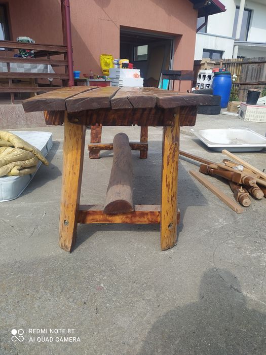 Vând masa +2  bănci  din lemn masiv pentru 8 persoane stil rustic