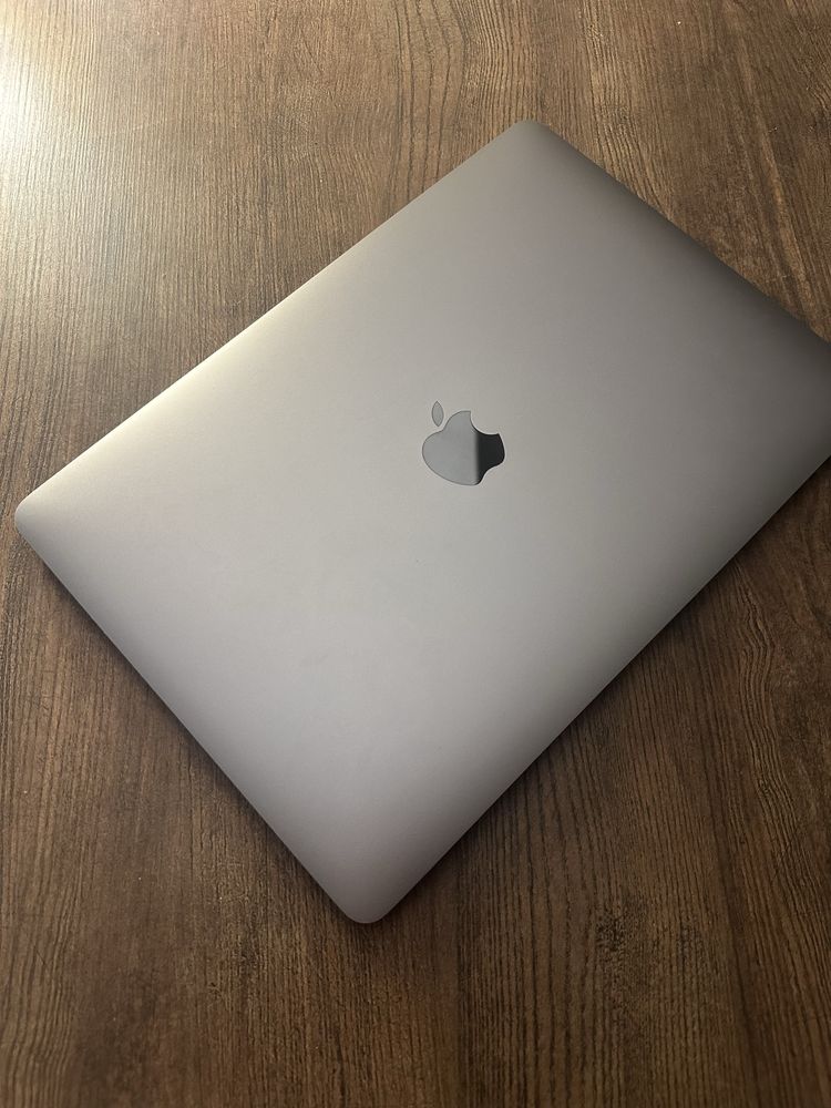MacBook Pro 2019 13" i5/256/8