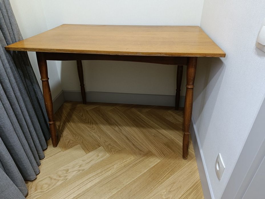 Стол обеденный. Дерево.