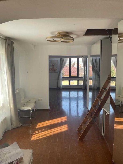 Vilă - spaţiu comercial/clinică medicală parter si apartament etaj.