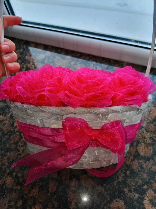 Карзина роз из Атластной ленты
