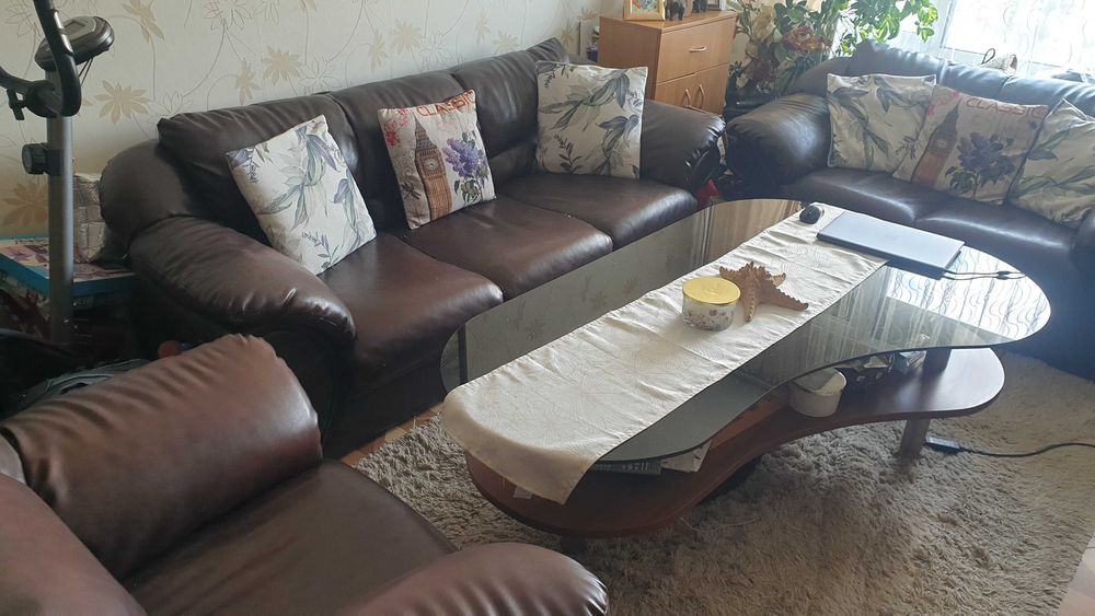 Кожена холна гарнитура състояща се от троен диван, двоен и фотьойл