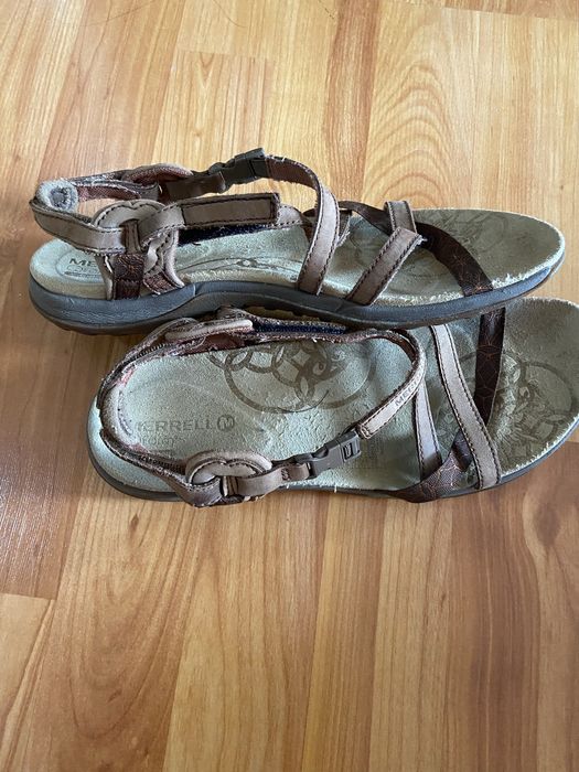 Сандали Merrel,стелка 25см,леки,удобни и запазвни!