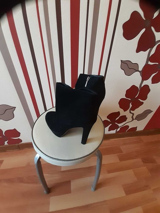 Новые замшевые сапоги и ботильоны