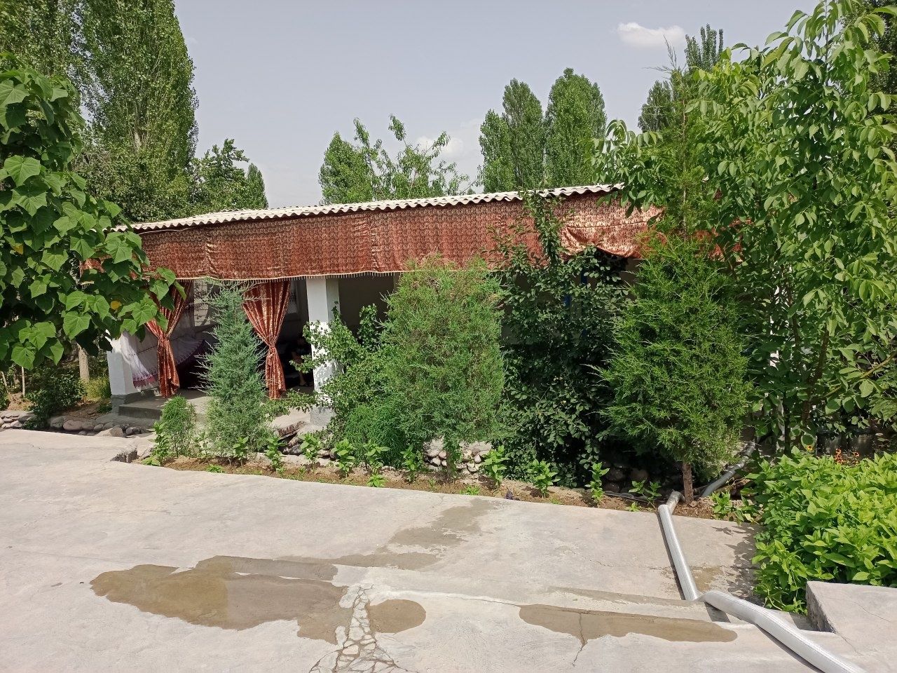 Yuqorichirchiq bilan Chirchiq yolida joylashgan dacha