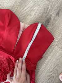 Vând rochie roșie cu franjuri făcută la comanda
